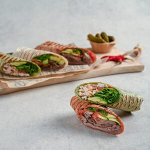 כריך טורטייה עם מינוט סטייק וחזה עוף.